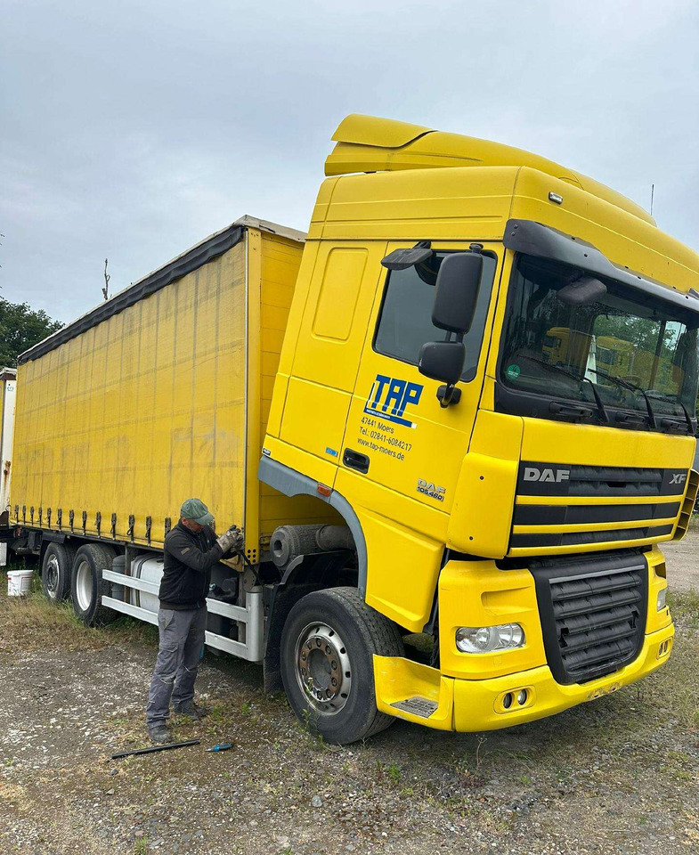 DAF XF 105 - Curtainsider truck: picture 4 DAF XF 105 - Curtainsider truck: picture 4