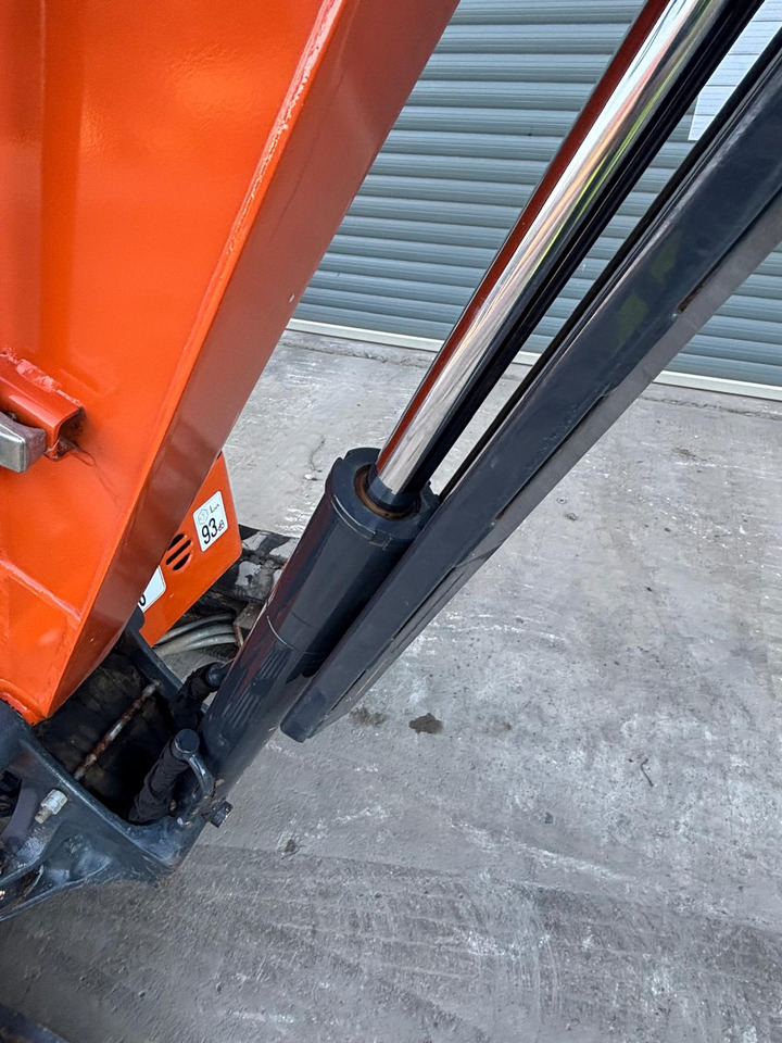 Mini excavator Hitachi ZX19U-6: picture 13
