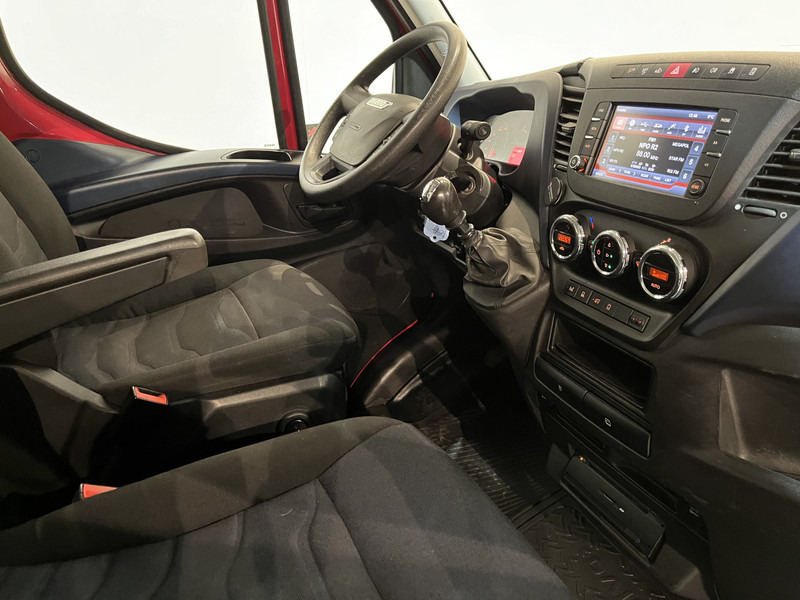 Iveco Daily 35C16 Open Laadbak / HMF Kraan / Euro 6 / Compressor / Trekhaak 3500 KG / Airco / Cruise Control / 3-Zits / 69.100 KM !! / BPM VRIJ !! - Flatbed van: picture 3 Iveco Daily 35C16 Open Laadbak / HMF Kraan / Euro 6 / Compressor / Trekhaak 3500 KG / Airco / Cruise Control / 3-Zits / 69.100 KM !! / BPM VRIJ !! - Flatbed van: picture 3