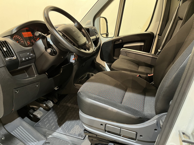 Interior photo 1: Leasing of Peugeot Boxer 335 2.2 BlueHDi 165 L4 Bakwagen / Dhollandia Laadklep / Euro 6 / Airco / Cruise Control / 3-Zits  / BPM VRIJ !! Peugeot Boxer 335 2.2 BlueHDi 165 L4 Bakwagen / Dhollandia Laadklep / Euro 6 / Airco / Cruise Control / 3-Zits  / BPM VRIJ !!
