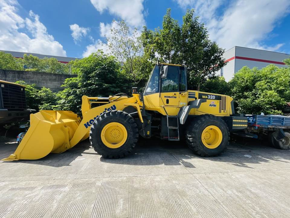 Komatsu WA320 - Wheel loader: picture 1 Komatsu WA320 - Wheel loader: picture 1