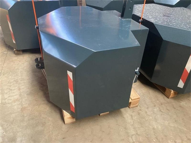 - - - 1800 KG - Counterweight: picture 3 - - - 1800 KG - Counterweight: picture 3