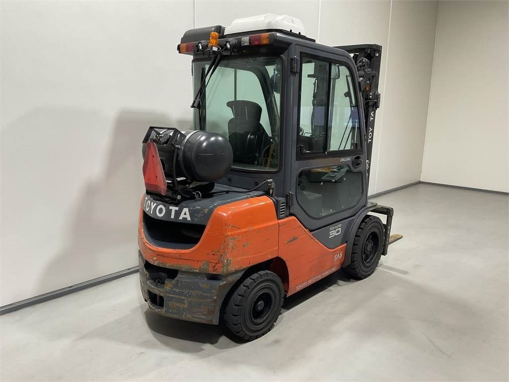 Toyota 02-8FGF30 - LPG forklift: picture 2 Toyota 02-8FGF30 - LPG forklift: picture 2