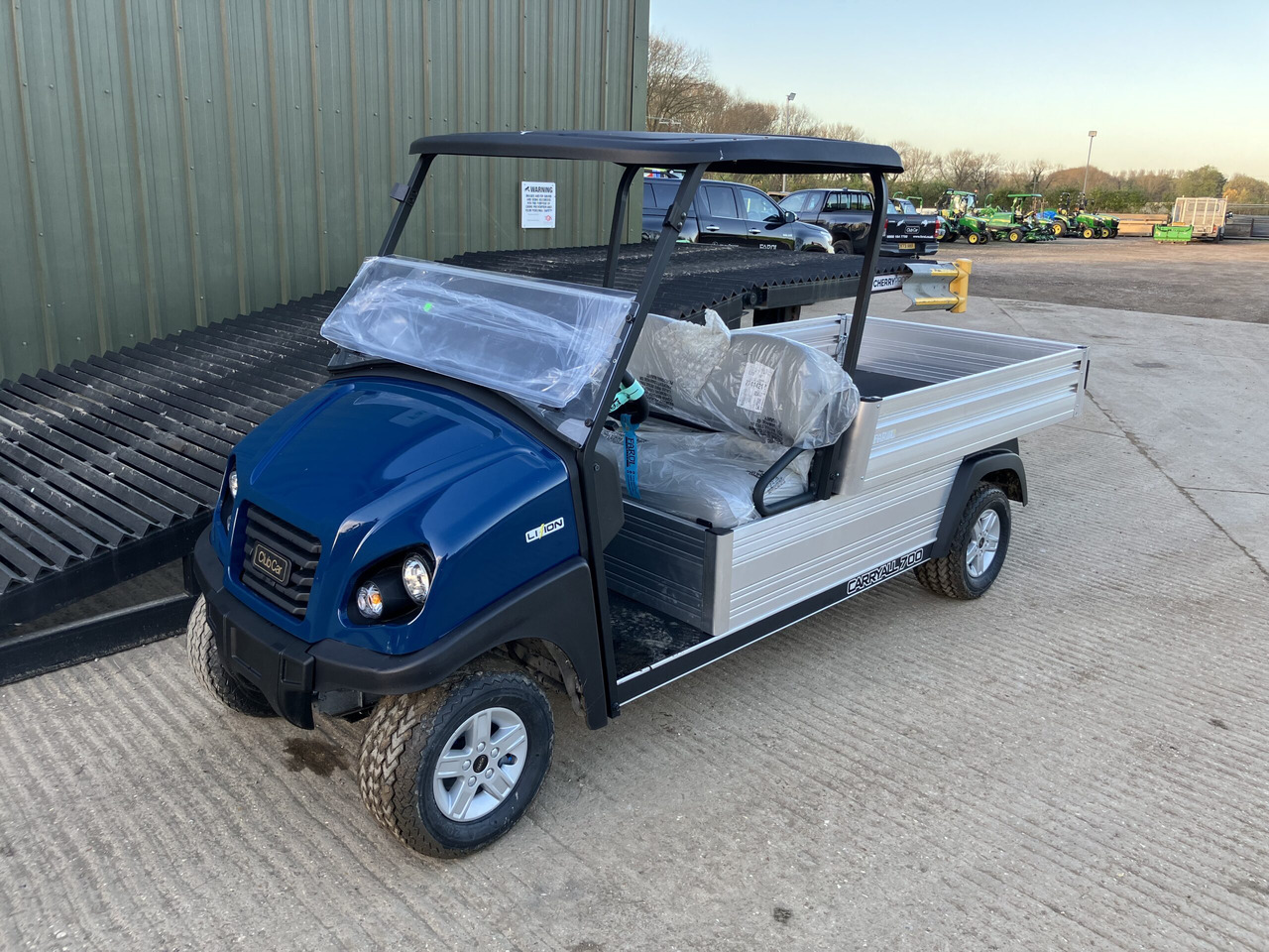 Club Car Carryall 700 w/ Li-Ion Battery - Side-by-side/ ATV: picture 1 Club Car Carryall 700 w/ Li-Ion Battery - Side-by-side/ ATV: picture 1