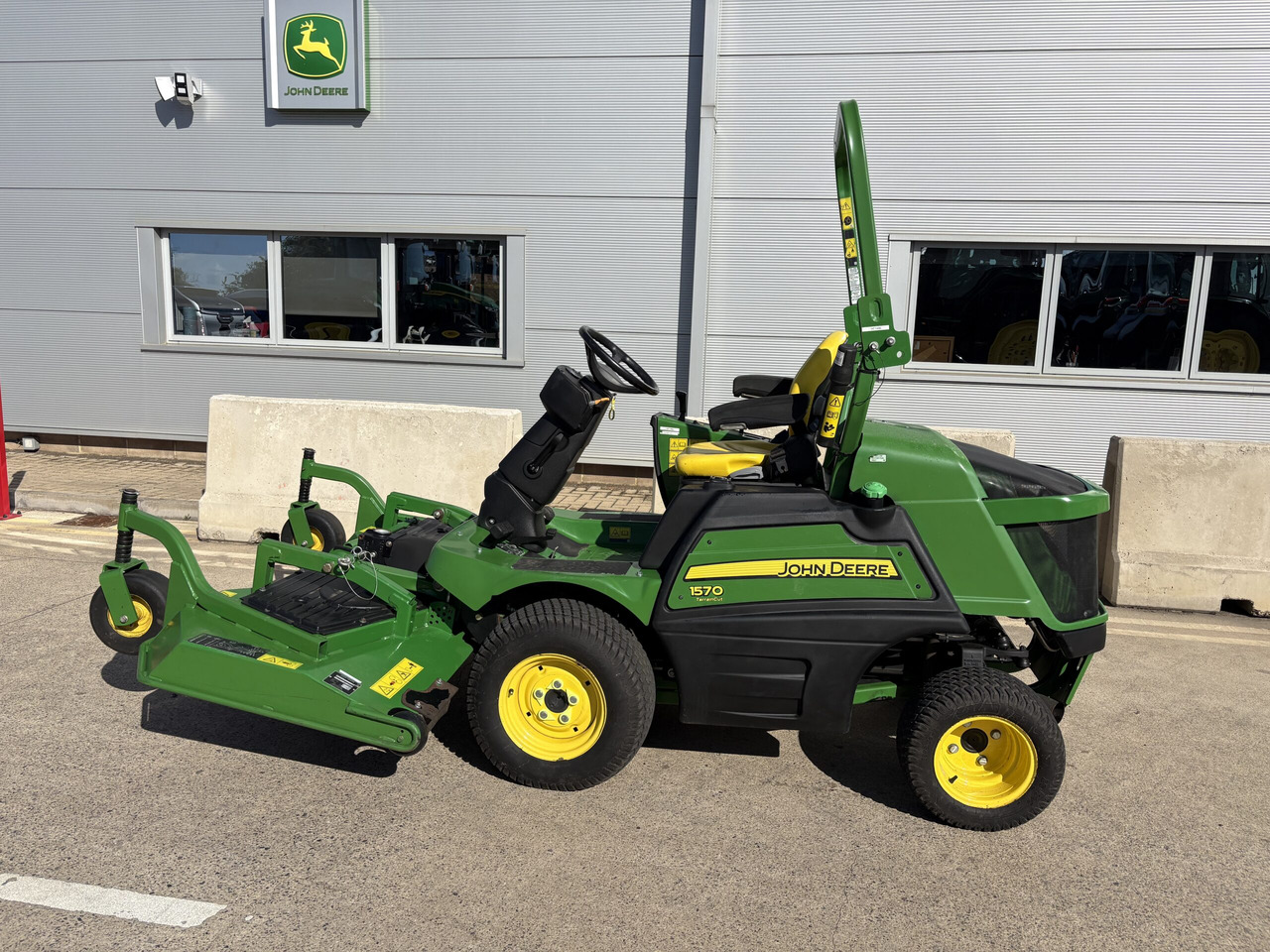 John Deere 1570 C/w 72" rear discharge deck - Garden mower: picture 1 John Deere 1570 C/w 72" rear discharge deck - Garden mower: picture 1