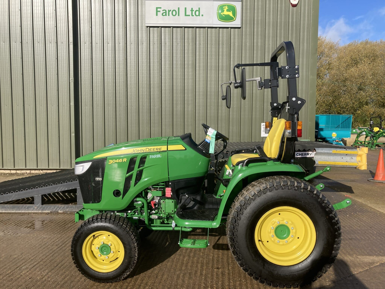 John Deere 3046R compact tractor - Compact tractor: picture 2 John Deere 3046R compact tractor - Compact tractor: picture 2