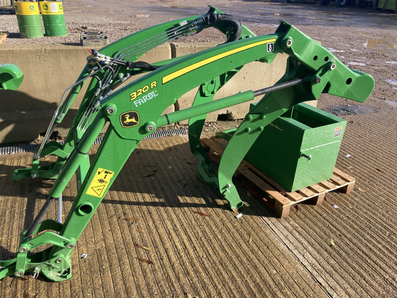 John Deere 320R Front Loader - Front loader for tractor: picture 1 John Deere 320R Front Loader - Front loader for tractor: picture 1
