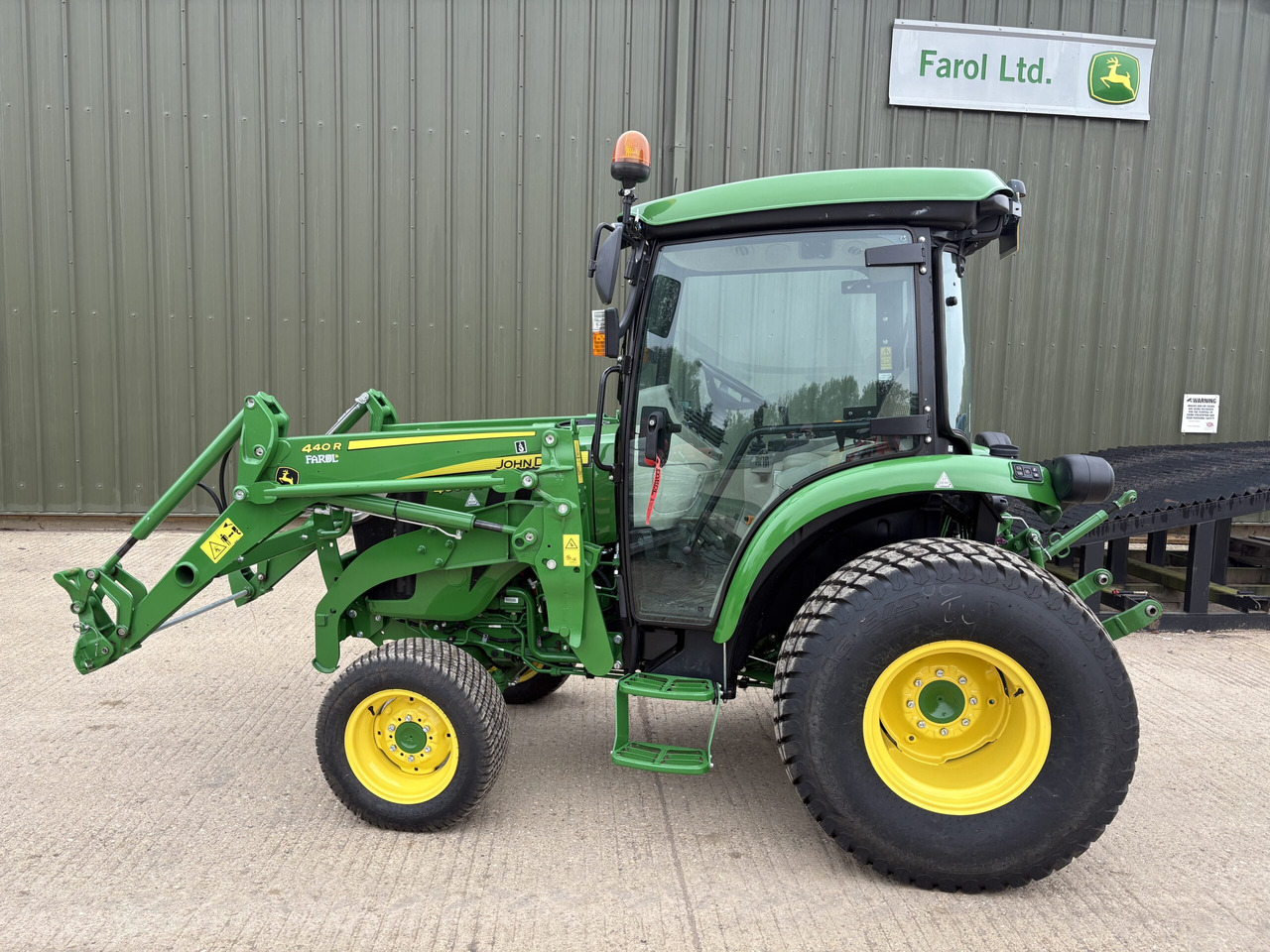 John Deere 4066 Compact Tractor with 440R loader - Compact tractor: picture 1 John Deere 4066 Compact Tractor with 440R loader - Compact tractor: picture 1