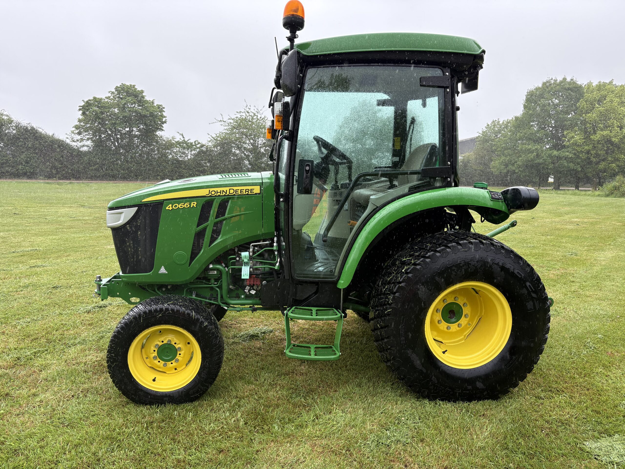 John Deere 4066R Compact Tractor - Compact tractor: picture 2 John Deere 4066R Compact Tractor - Compact tractor: picture 2