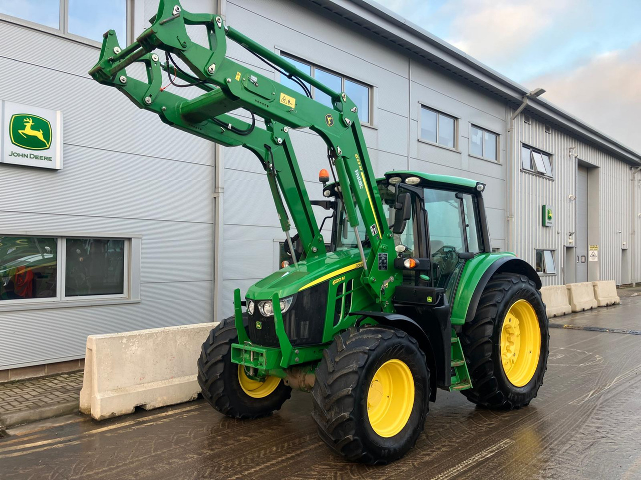 John Deere 6120M - Farm tractor: picture 1 John Deere 6120M - Farm tractor: picture 1