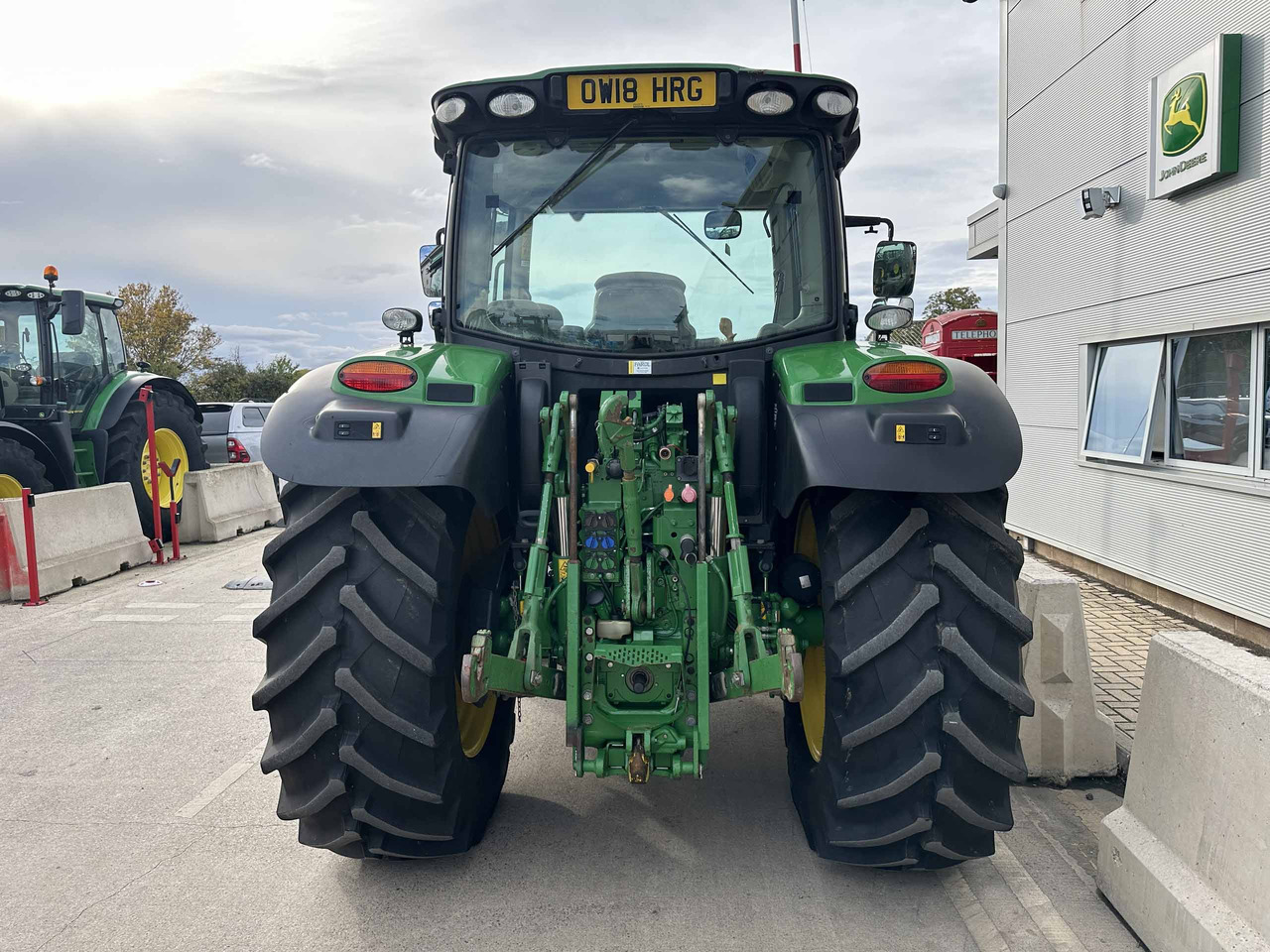 John Deere 6130R - Farm tractor: picture 5 John Deere 6130R - Farm tractor: picture 5