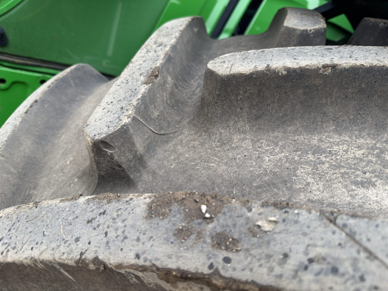 Farm tractor John Deere 6215R: picture 10