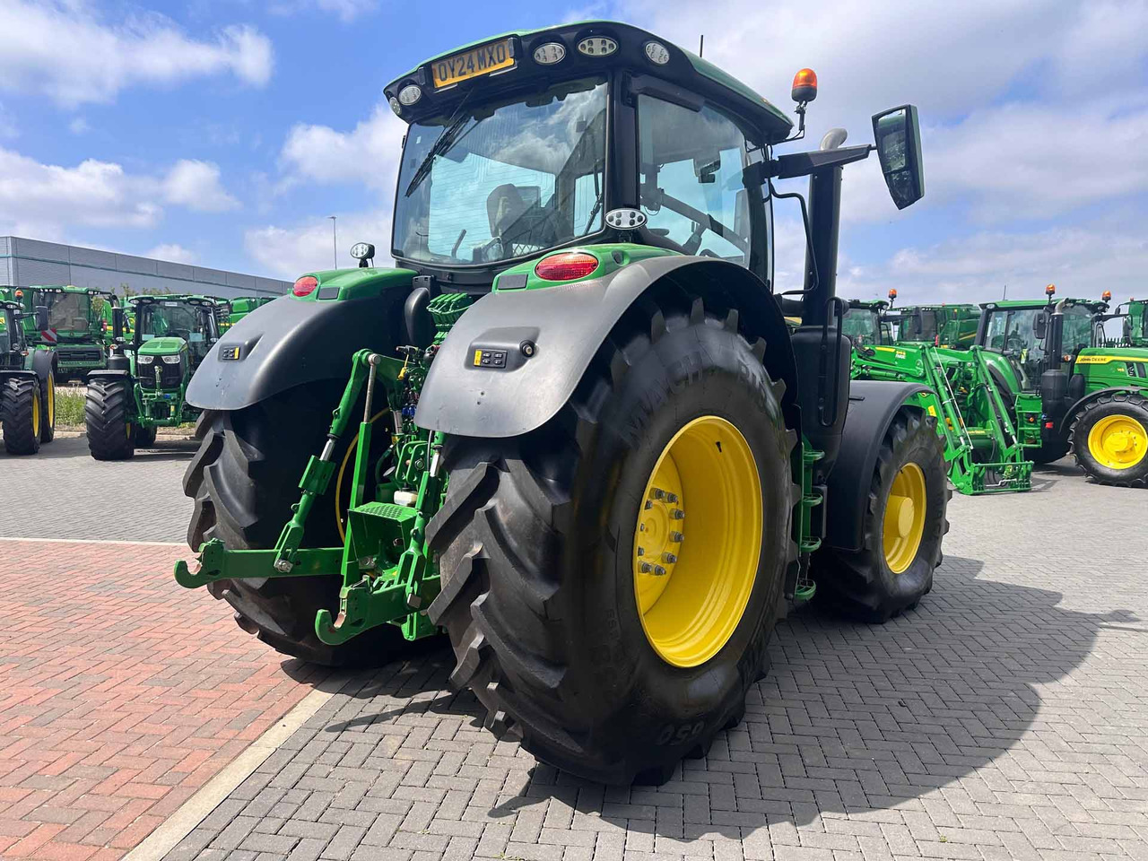 John Deere 6R 215 - Farm tractor: picture 5 John Deere 6R 215 - Farm tractor: picture 5