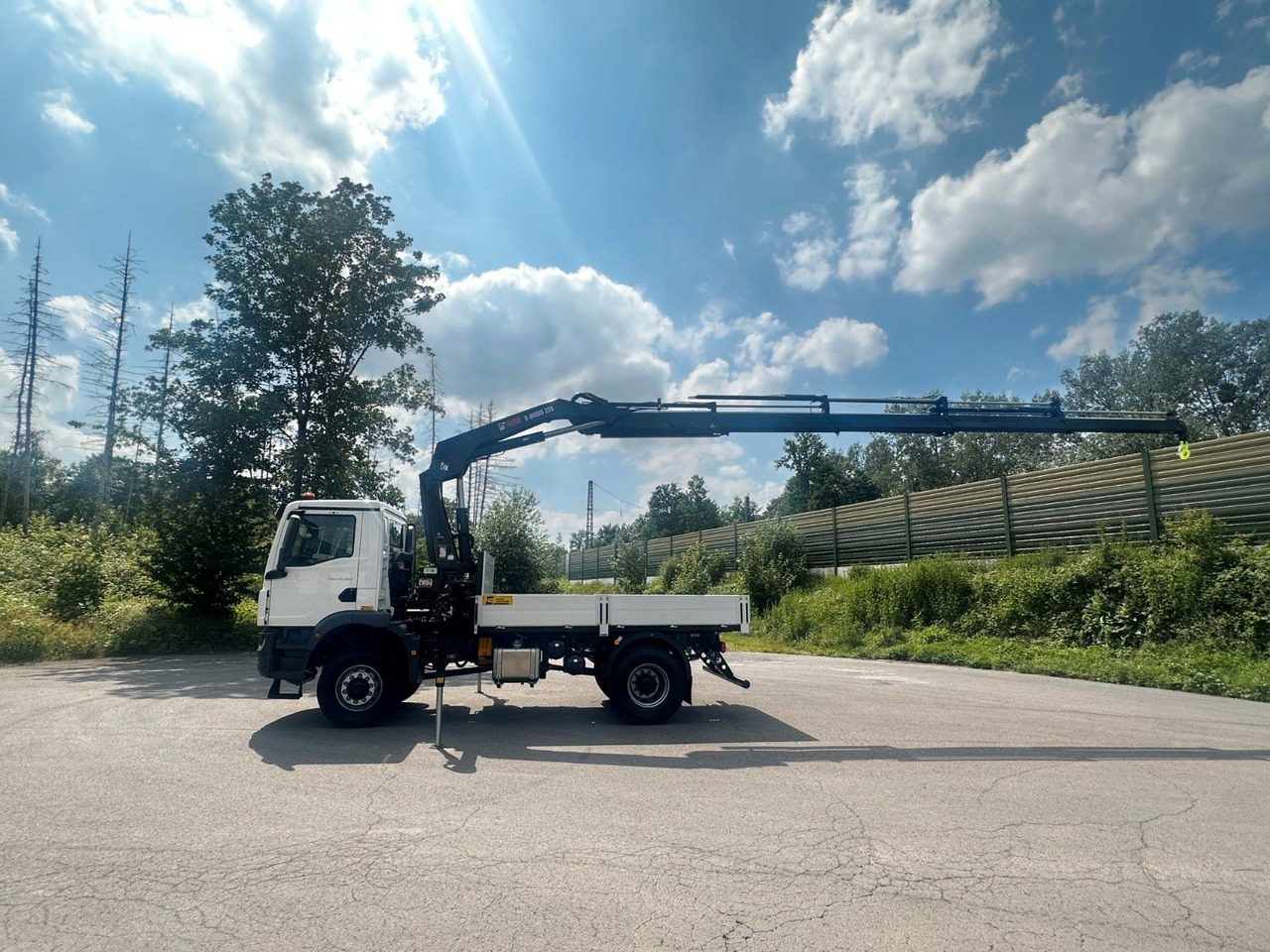 MAN TGM 18.320 4x4 Euro 6e Pritsche Hiab 228-4 Kran - Crane truck: picture 3 MAN TGM 18.320 4x4 Euro 6e Pritsche Hiab 228-4 Kran - Crane truck: picture 3