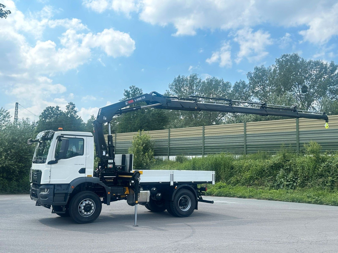 MAN TGM 18.320 4x4 Euro 6e Pritsche Hiab 228-4 Kran - Dropside/ Flatbed truck, Crane truck: picture 2 MAN TGM 18.320 4x4 Euro 6e Pritsche Hiab 228-4 Kran - Dropside/ Flatbed truck, Crane truck: picture 2
