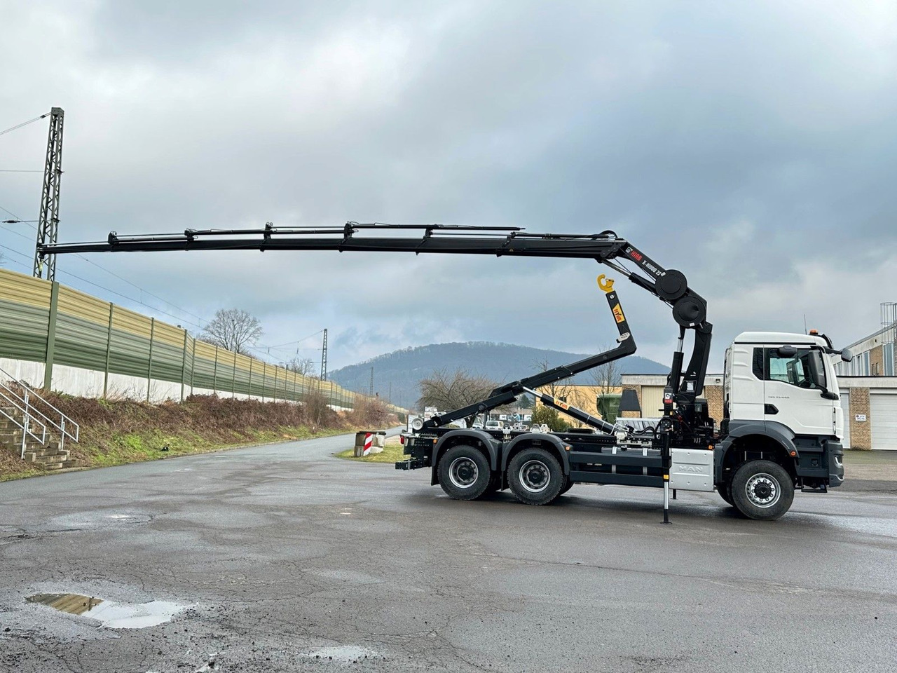 MAN TGS 33.440 6x6 BB Abrollkipper+Kran Hiab 228-6 - Hook lift truck, Crane truck: picture 4 MAN TGS 33.440 6x6 BB Abrollkipper+Kran Hiab 228-6 - Hook lift truck, Crane truck: picture 4