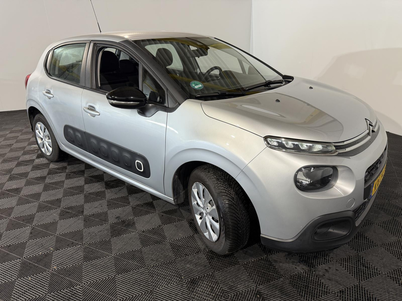 Citroen | C3 | 1.2 PureTech Feel 105g | 2016 | 175.577 km | KX240S | Logisch - Hatchback: picture 2 Citroen | C3 | 1.2 PureTech Feel 105g | 2016 | 175.577 km | KX240S | Logisch - Hatchback: picture 2