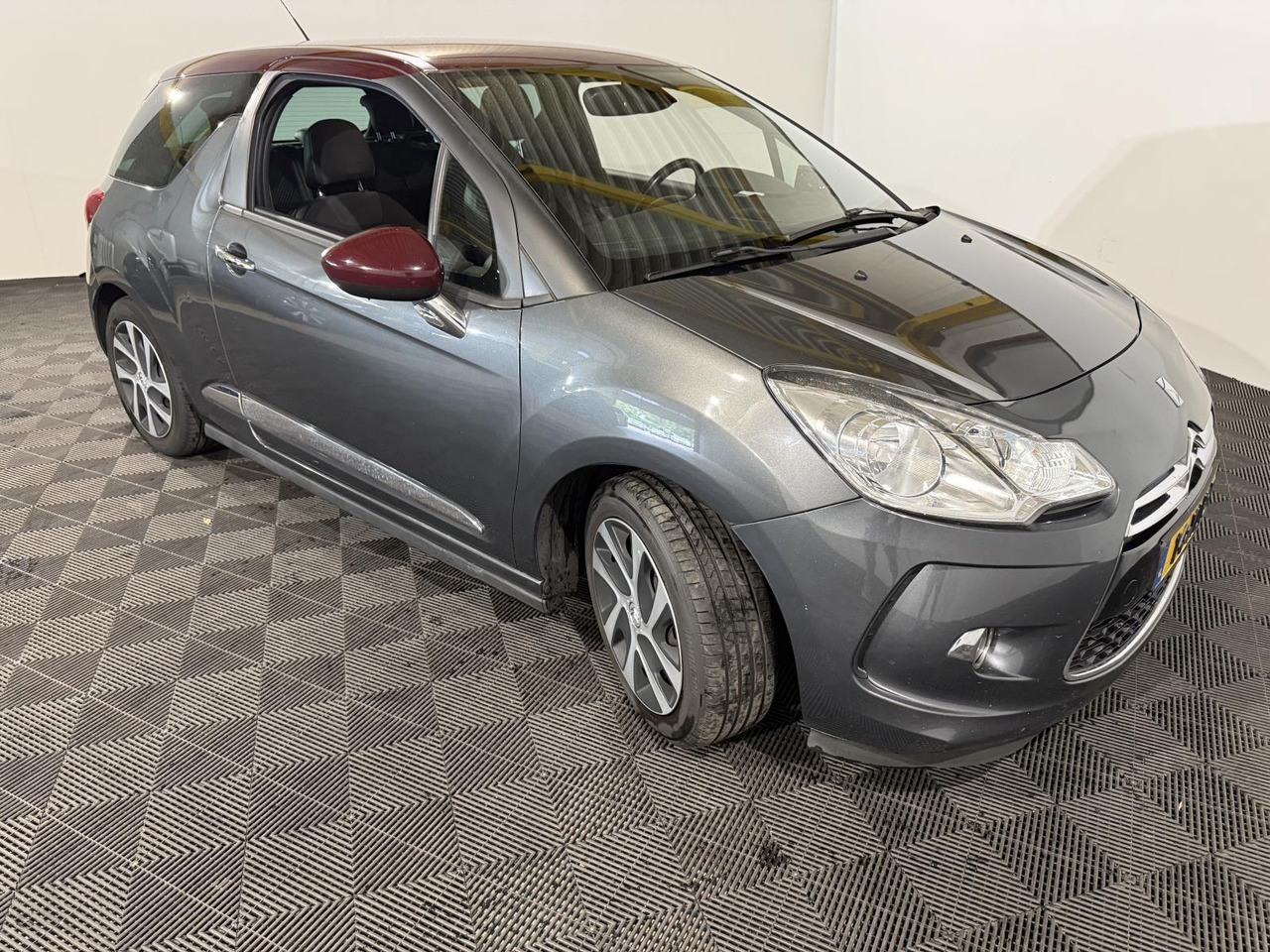 Citroen DS3 1.6 e-HDi So Chic | 2012 | 277.448 km | 14-XLR-7 - Hatchback: picture 3 Citroen DS3 1.6 e-HDi So Chic | 2012 | 277.448 km | 14-XLR-7 - Hatchback: picture 3