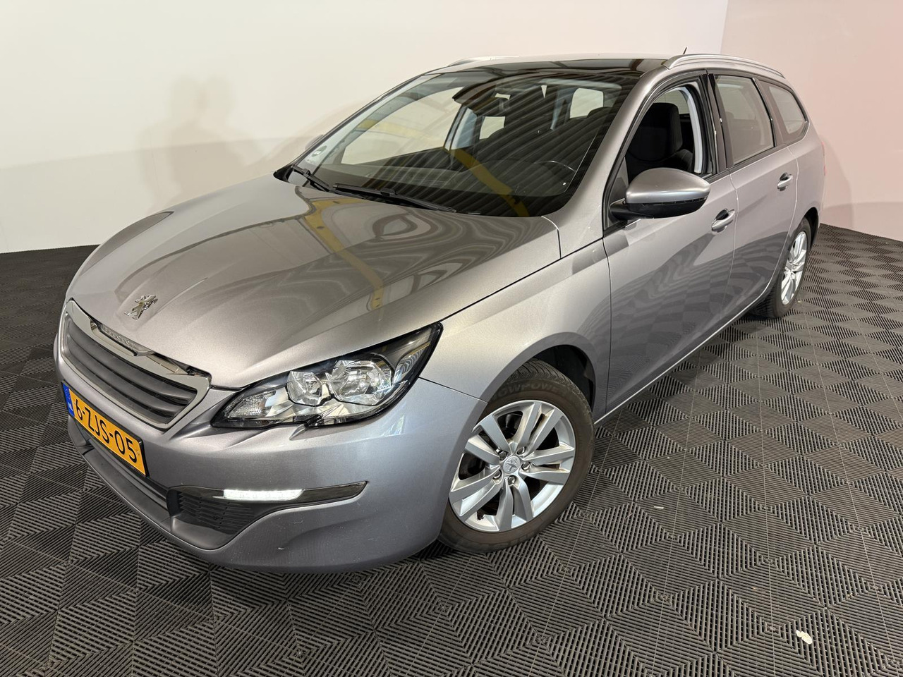 Peugeot | 308 SW | 1.2 e-THP Allure | 2015 | 158.352 km | 6ZJS05 | Logisch - Car: picture 1 Peugeot | 308 SW | 1.2 e-THP Allure | 2015 | 158.352 km | 6ZJS05 | Logisch - Car: picture 1