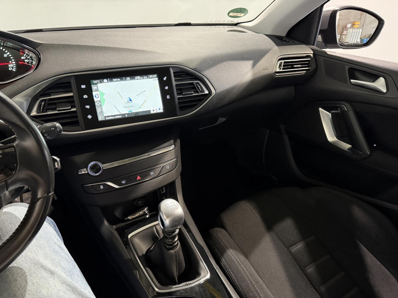 Peugeot | 308 SW | 1.2 e-THP Allure | 2015 | 158.352 km | 6ZJS05 | Logisch - Car: picture 2 Peugeot | 308 SW | 1.2 e-THP Allure | 2015 | 158.352 km | 6ZJS05 | Logisch - Car: picture 2