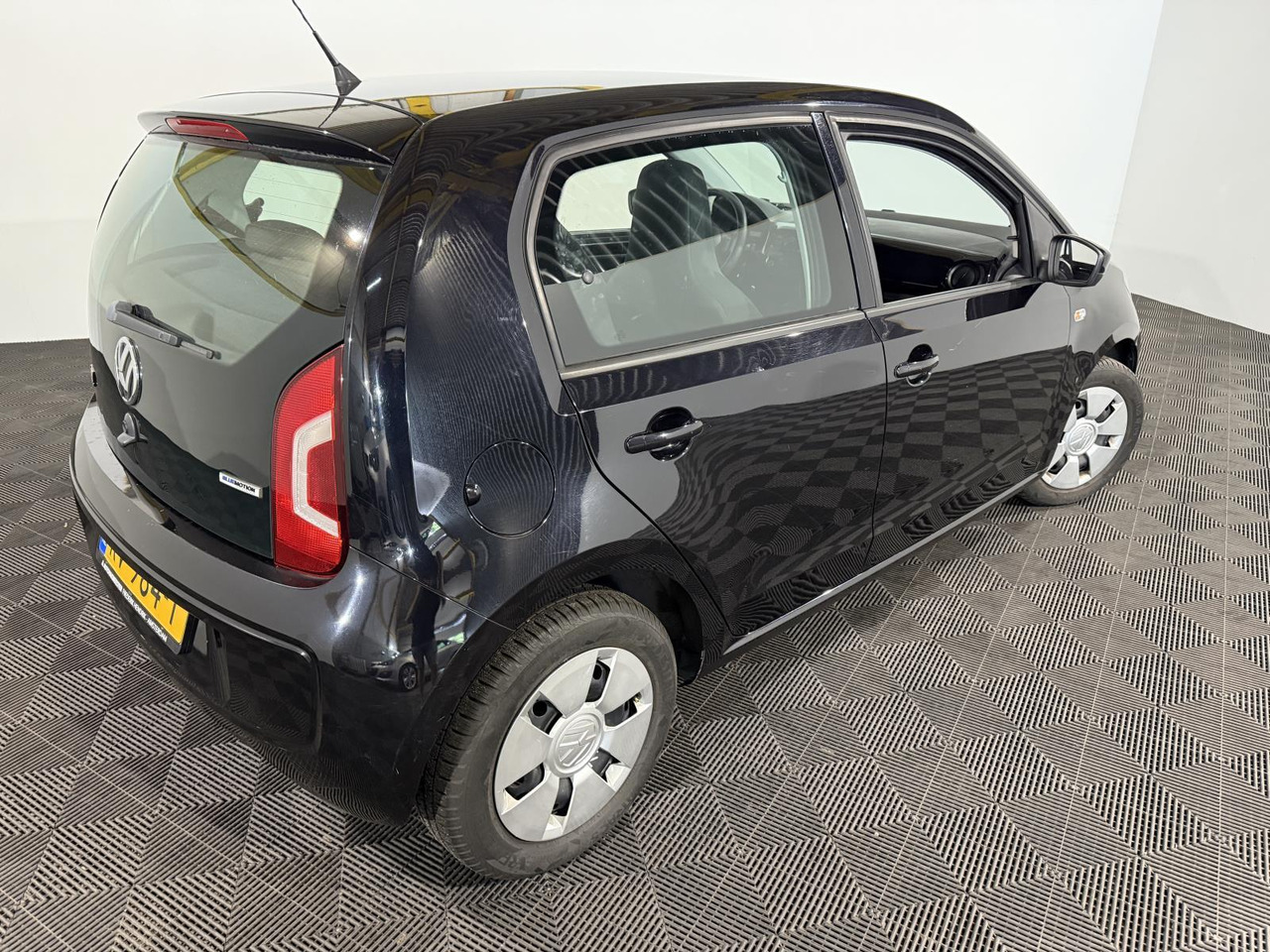 Volkswagen Up 1.0 Move up! BlueMotion | 2015 | 169.625 km | KV-984-T - Hatchback: picture 3 Volkswagen Up 1.0 Move up! BlueMotion | 2015 | 169.625 km | KV-984-T - Hatchback: picture 3