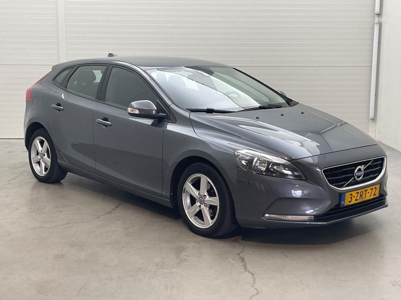 Volvo V40 1.6 D2 Momentum | 2014 | 219.070 km | 3ZRT72 | NAP: Geen oordeel - Car: picture 2 Volvo V40 1.6 D2 Momentum | 2014 | 219.070 km | 3ZRT72 | NAP: Geen oordeel - Car: picture 2