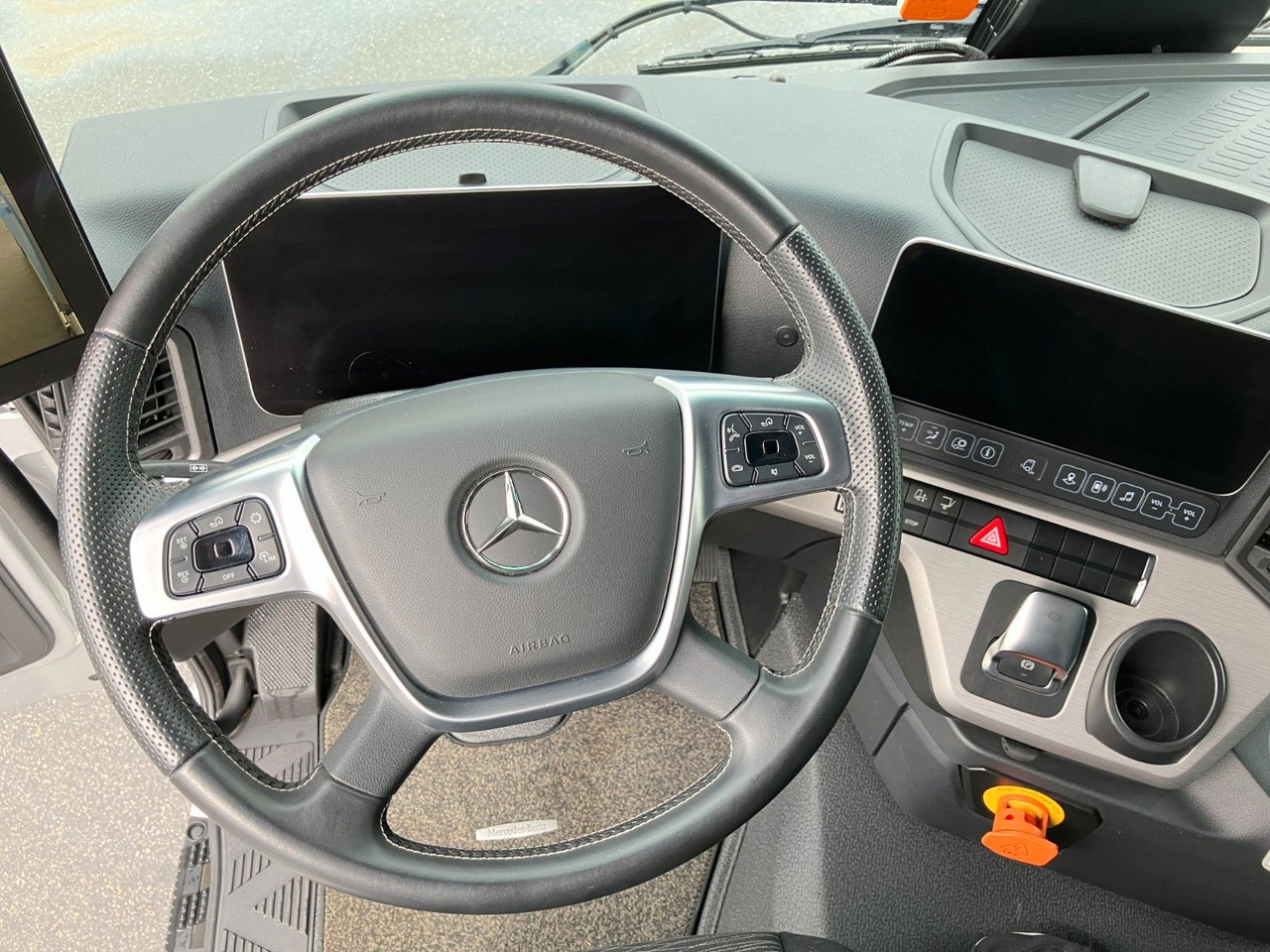 Mercedes-Benz eActros 400L 6x2 - Curtainsider truck, Electric truck: picture 5 Mercedes-Benz eActros 400L 6x2 - Curtainsider truck, Electric truck: picture 5