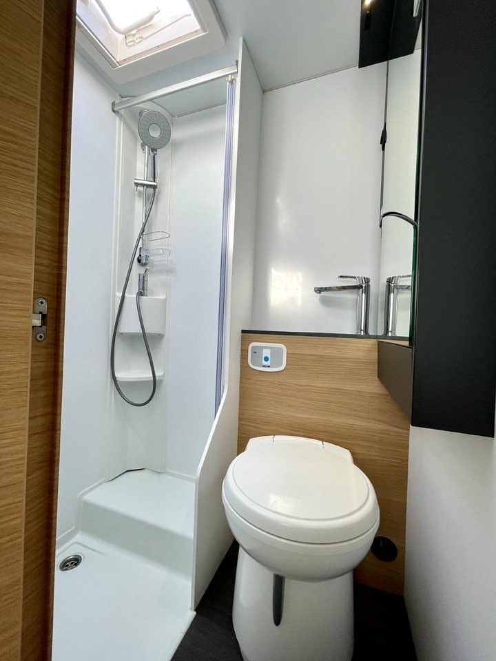 Adria Coral Xl 600 DP - Alcove motorhome: picture 5 Adria Coral Xl 600 DP - Alcove motorhome: picture 5