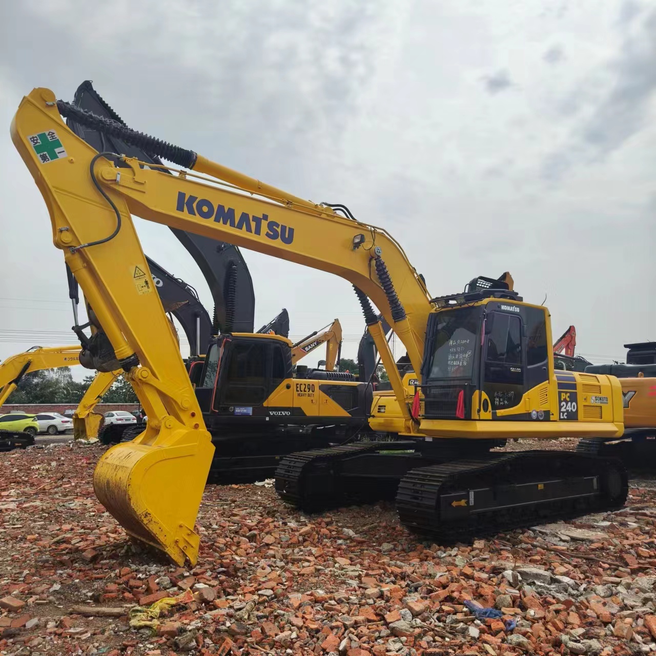 KOMATSU PC240 - Crawler excavator: picture 1 KOMATSU PC240 - Crawler excavator: picture 1