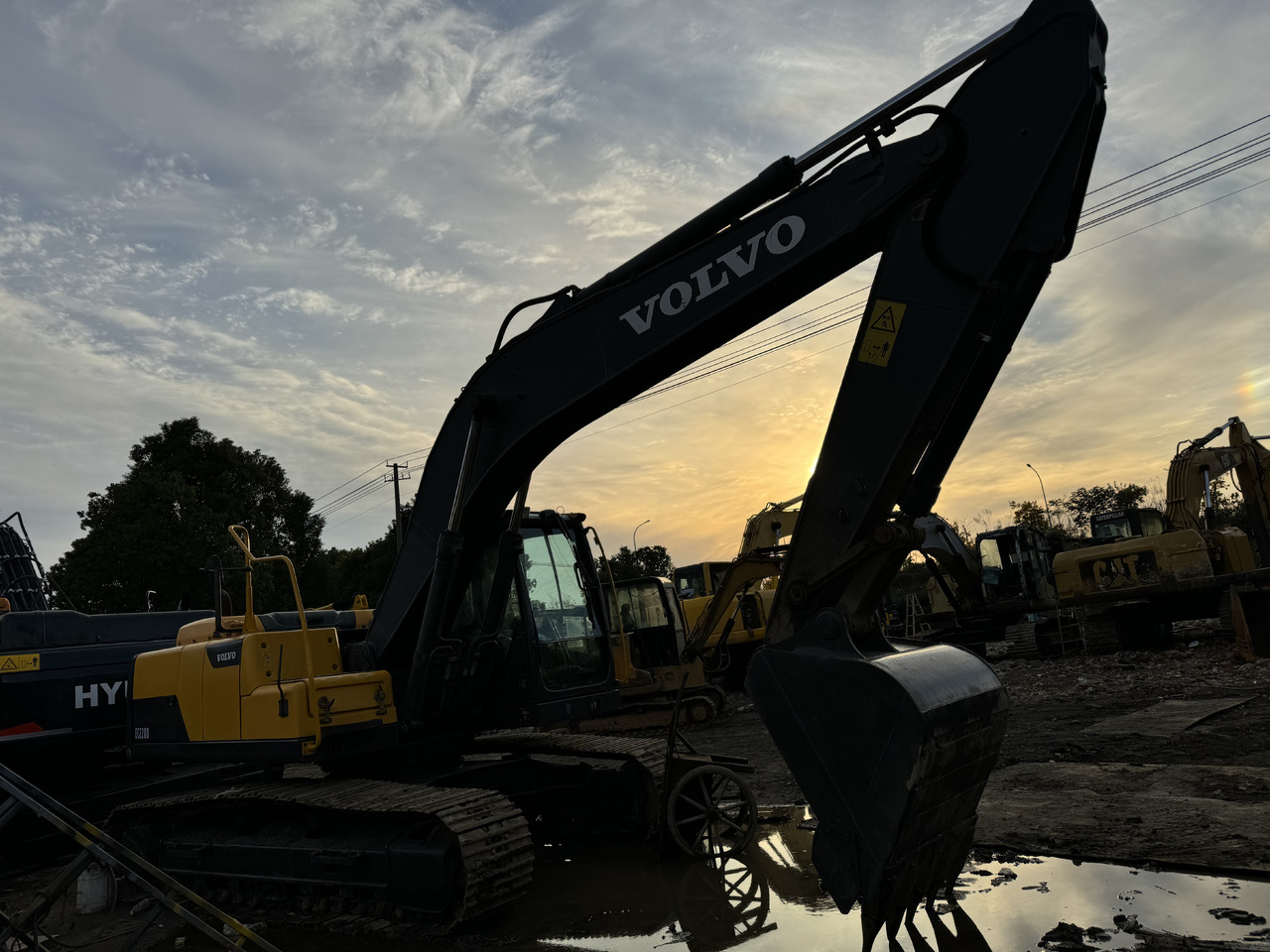 Crawler excavator VOLVO EC220D: picture 10