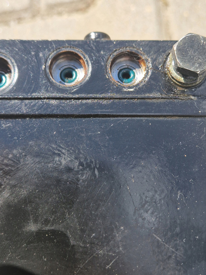 RENAULT POMPKA PODNOSZENIA KABINY RENAULT GAMA T RANGE C K - Cab suspension for Truck: picture 2 RENAULT POMPKA PODNOSZENIA KABINY RENAULT GAMA T RANGE C K - Cab suspension for Truck: picture 2