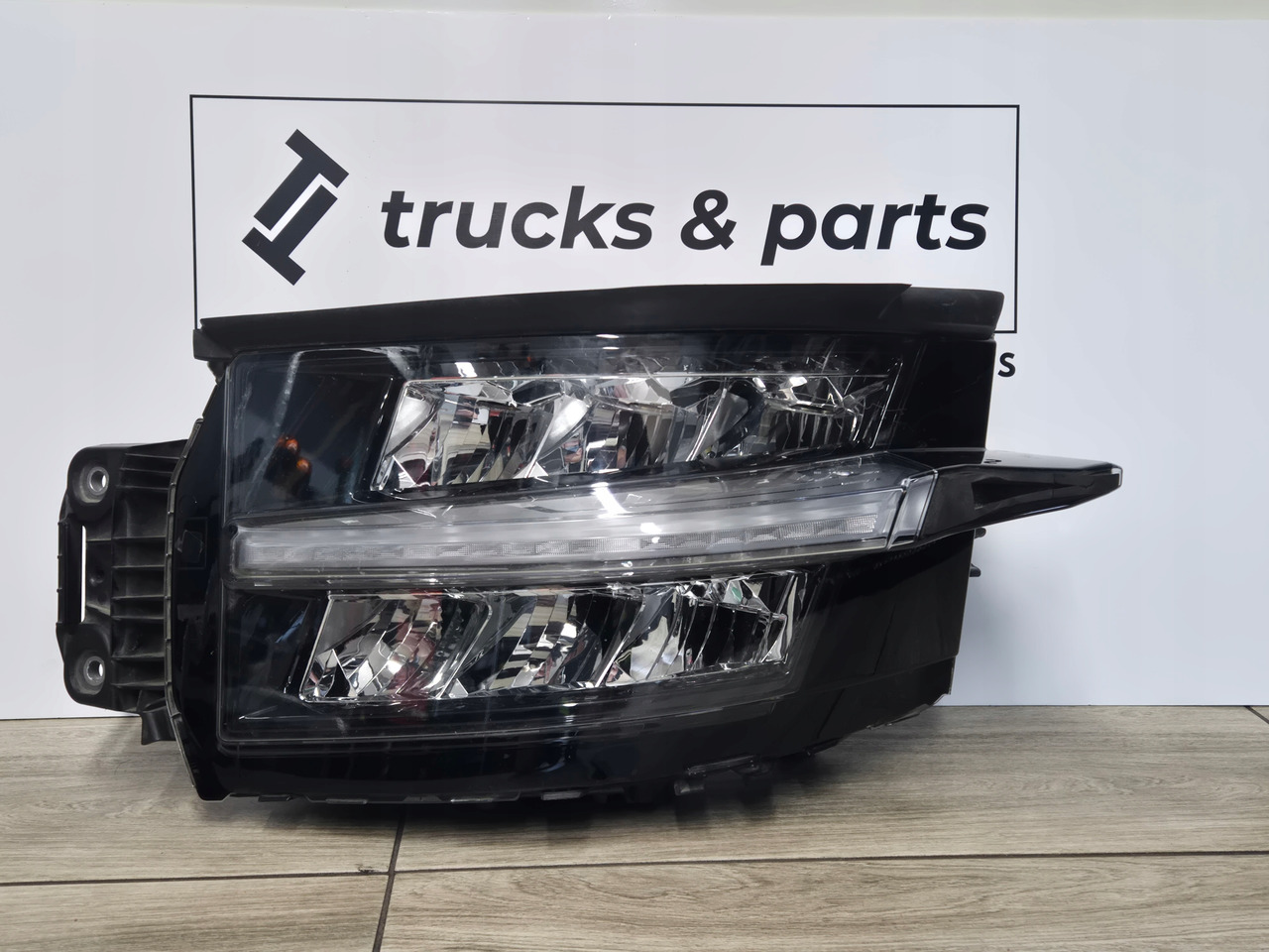 RENAULT REFLEKTOR LAMPA RENAULT RANGE T GAMA T EVOLUTION EVO LED LEWA - Headlight for Truck: picture 1 RENAULT REFLEKTOR LAMPA RENAULT RANGE T GAMA T EVOLUTION EVO LED LEWA - Headlight for Truck: picture 1