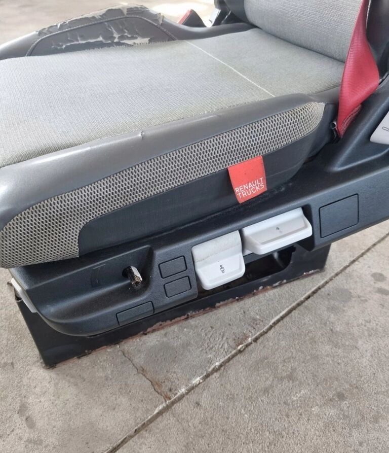 Renault LEWY SIEDZENIE KIEROWCY Renault RANGE GAMA T C K - Seat for Truck: picture 1 Renault LEWY SIEDZENIE KIEROWCY Renault RANGE GAMA T C K - Seat for Truck: picture 1