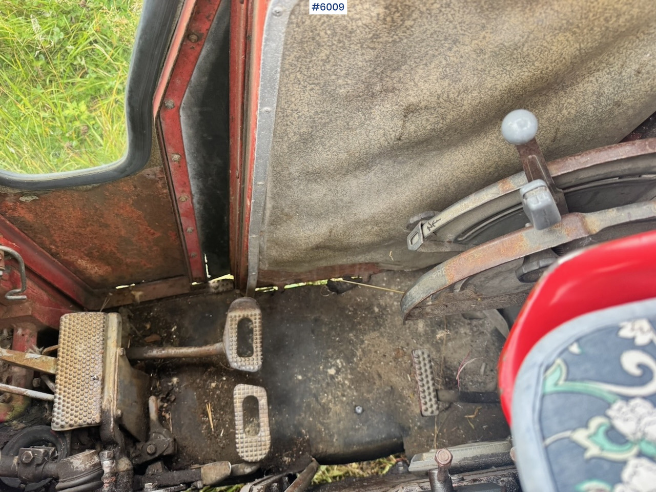 Farm tractor 1971 Massey-Ferguson 135 incl. front loader, bucket, rear scraper, and log splitter/firewood machine: picture 14 Farm tractor 1971 Massey-Ferguson 135 incl. front loader, bucket, rear scraper, and log splitter/firewood machine: picture 14