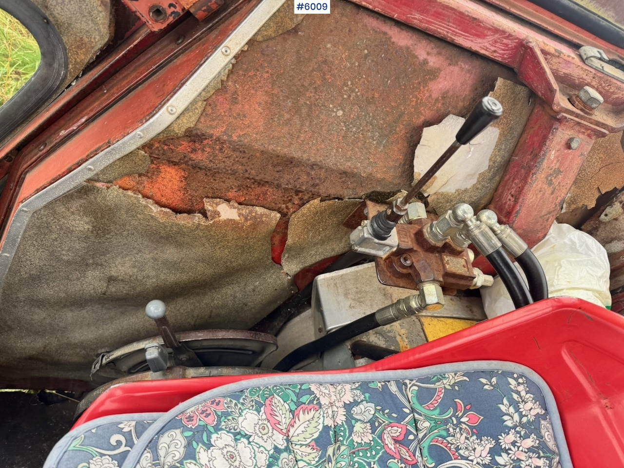 Farm tractor 1971 Massey-Ferguson 135 incl. front loader, bucket, rear scraper, and log splitter/firewood machine: picture 13 Farm tractor 1971 Massey-Ferguson 135 incl. front loader, bucket, rear scraper, and log splitter/firewood machine: picture 13