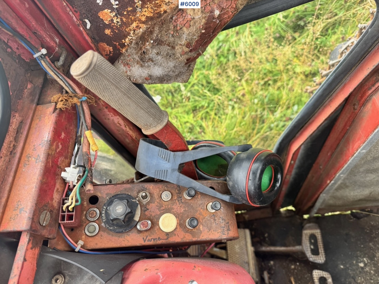 Farm tractor 1971 Massey-Ferguson 135 incl. front loader, bucket, rear scraper, and log splitter/firewood machine: picture 15 Farm tractor 1971 Massey-Ferguson 135 incl. front loader, bucket, rear scraper, and log splitter/firewood machine: picture 15