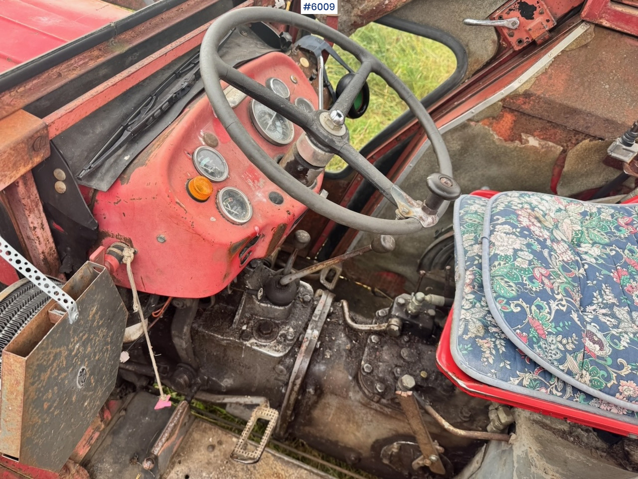Farm tractor 1971 Massey-Ferguson 135 incl. front loader, bucket, rear scraper, and log splitter/firewood machine: picture 9 Farm tractor 1971 Massey-Ferguson 135 incl. front loader, bucket, rear scraper, and log splitter/firewood machine: picture 9