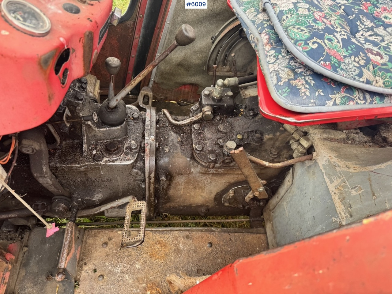 Farm tractor 1971 Massey-Ferguson 135 incl. front loader, bucket, rear scraper, and log splitter/firewood machine: picture 12 Farm tractor 1971 Massey-Ferguson 135 incl. front loader, bucket, rear scraper, and log splitter/firewood machine: picture 12