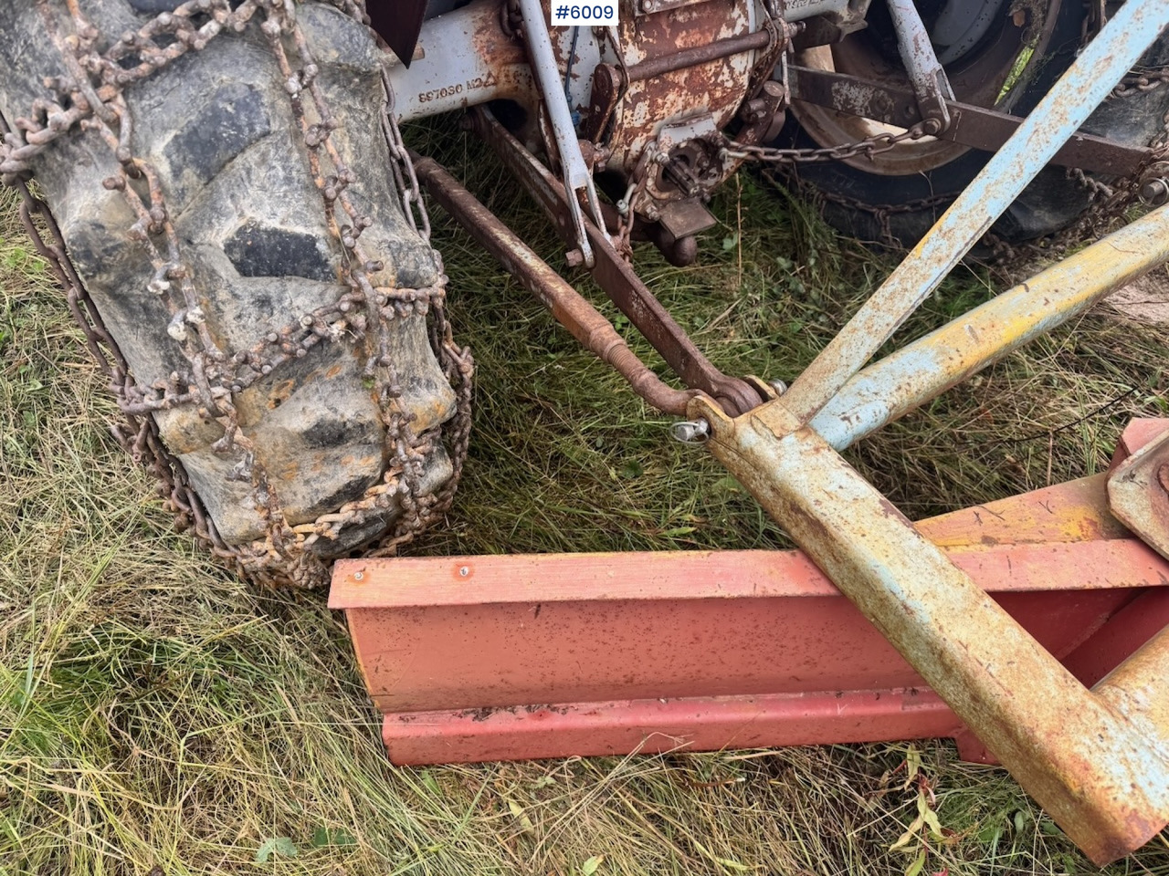 Farm tractor 1971 Massey-Ferguson 135 incl. front loader, bucket, rear scraper, and log splitter/firewood machine: picture 20 Farm tractor 1971 Massey-Ferguson 135 incl. front loader, bucket, rear scraper, and log splitter/firewood machine: picture 20