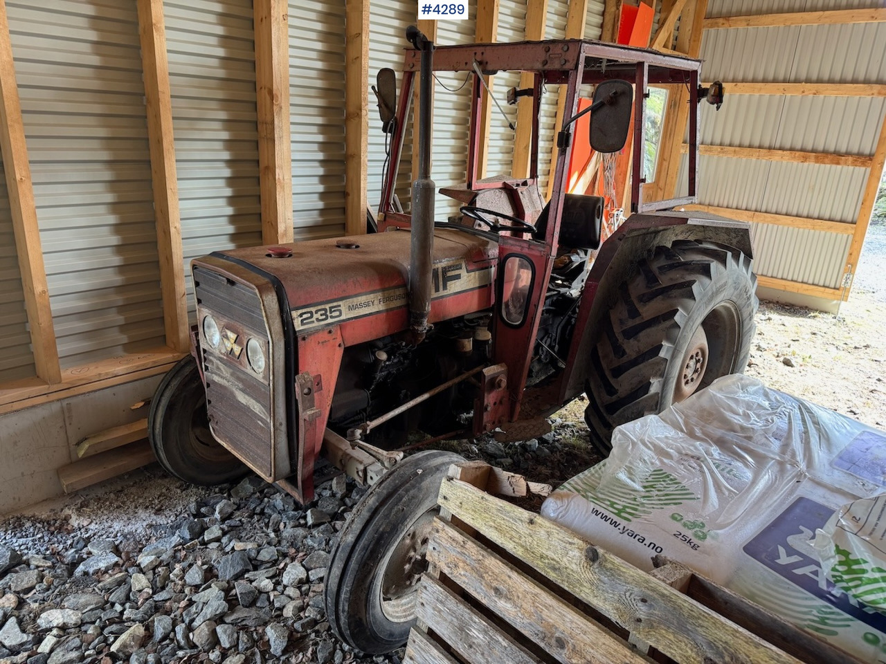 1980 Massey Ferguson 235 w/loader - Farm tractor: picture 1 1980 Massey Ferguson 235 w/loader - Farm tractor: picture 1