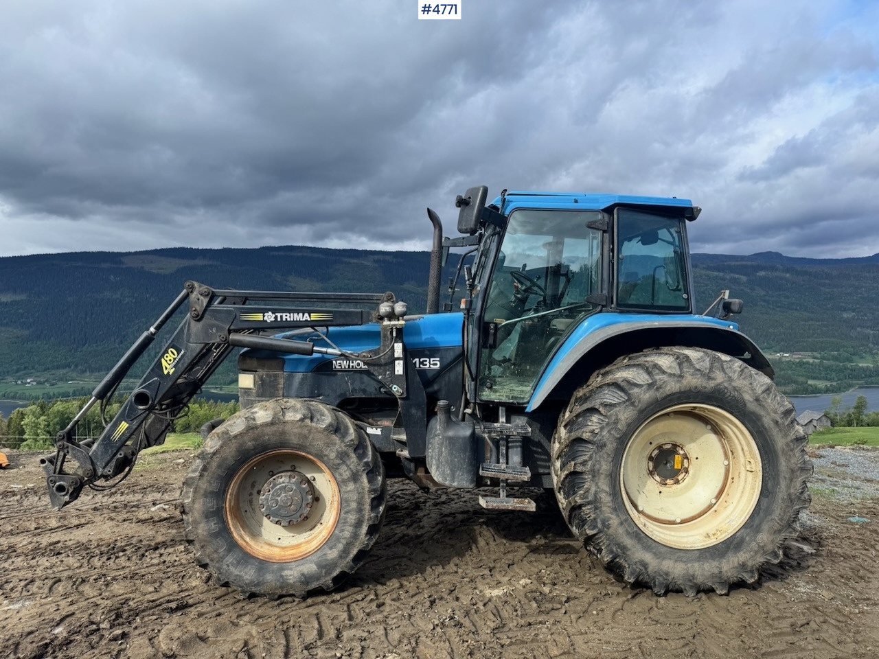 2000 New Holland TM135 4x4 w/ Front loader - Farm tractor: picture 4 2000 New Holland TM135 4x4 w/ Front loader - Farm tractor: picture 4