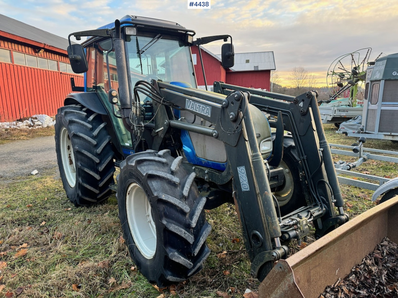 Farm tractor 2005 Valtra A75-4 4x4 w/ Front loader and bucket. 3250 hours!: picture 1