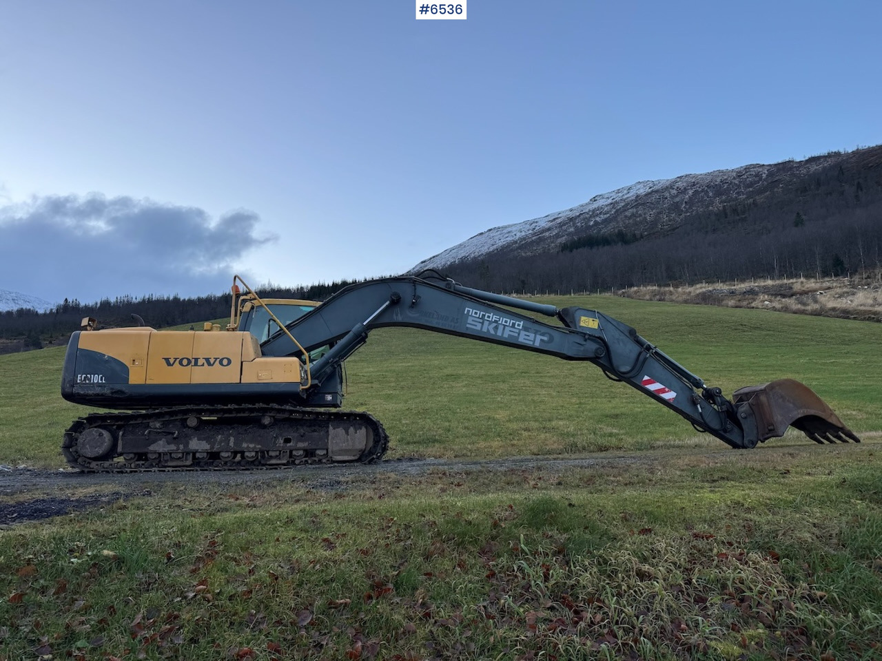 2007 Volvo EC 210 CL w/ excavator bucket and good chassis. - Excavator: picture 3 2007 Volvo EC 210 CL w/ excavator bucket and good chassis. - Excavator: picture 3