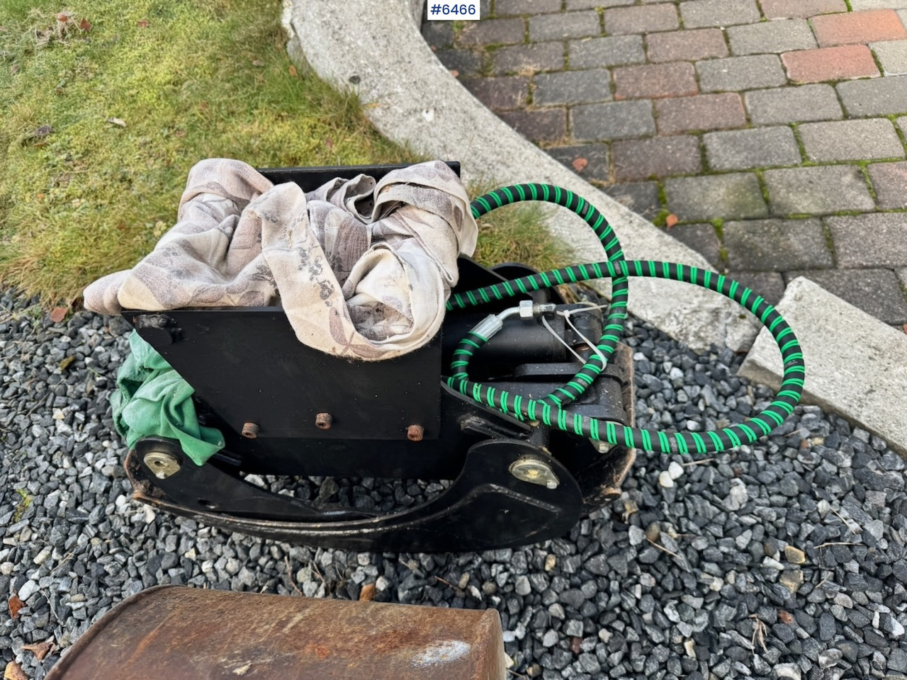 Excavator Approx. 2004 CAT 301.8 Mini excavator w/ 4 buckets and grapple.: picture 13