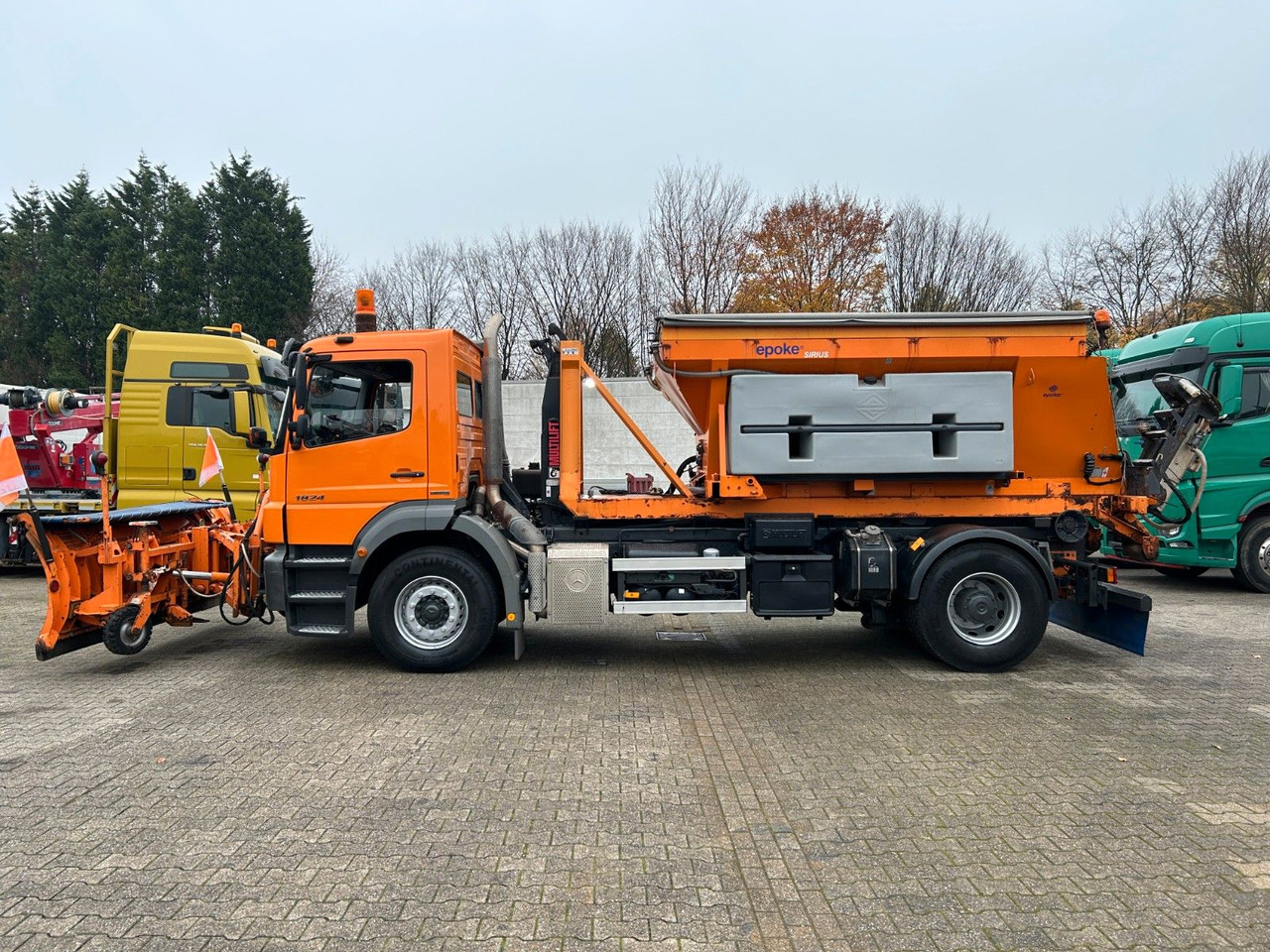 Mercedes-Benz 1824 Axor Abroller mit Schneeschild und Streuer - Hook lift truck: picture 2 Mercedes-Benz 1824 Axor Abroller mit Schneeschild und Streuer - Hook lift truck: picture 2