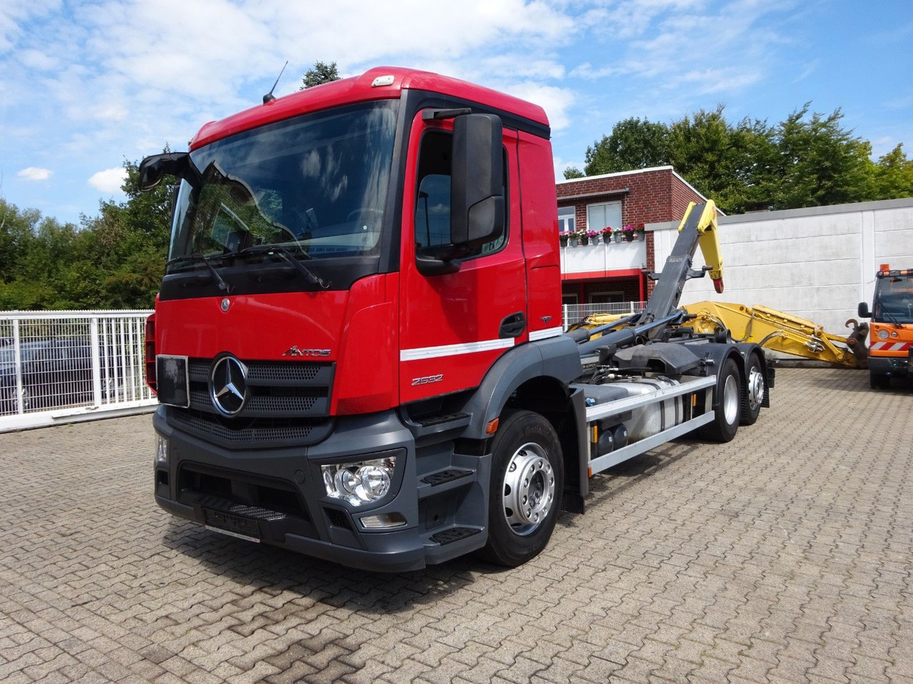 Mercedes-Benz 2532 ANTOS MEILLER Abroller Lift+Lenkachse 6x2 - Hook lift truck: picture 1 Mercedes-Benz 2532 ANTOS MEILLER Abroller Lift+Lenkachse 6x2 - Hook lift truck: picture 1