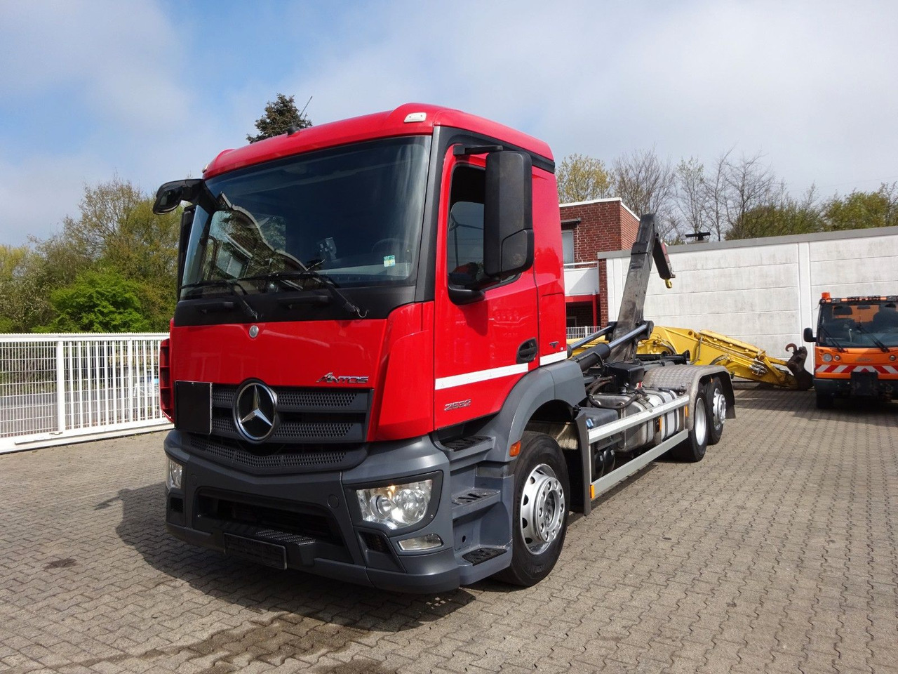 Mercedes-Benz 2532 Antos Multilift Abroller+Lift-Lenkachse6x2 - Hook lift truck: picture 1 Mercedes-Benz 2532 Antos Multilift Abroller+Lift-Lenkachse6x2 - Hook lift truck: picture 1