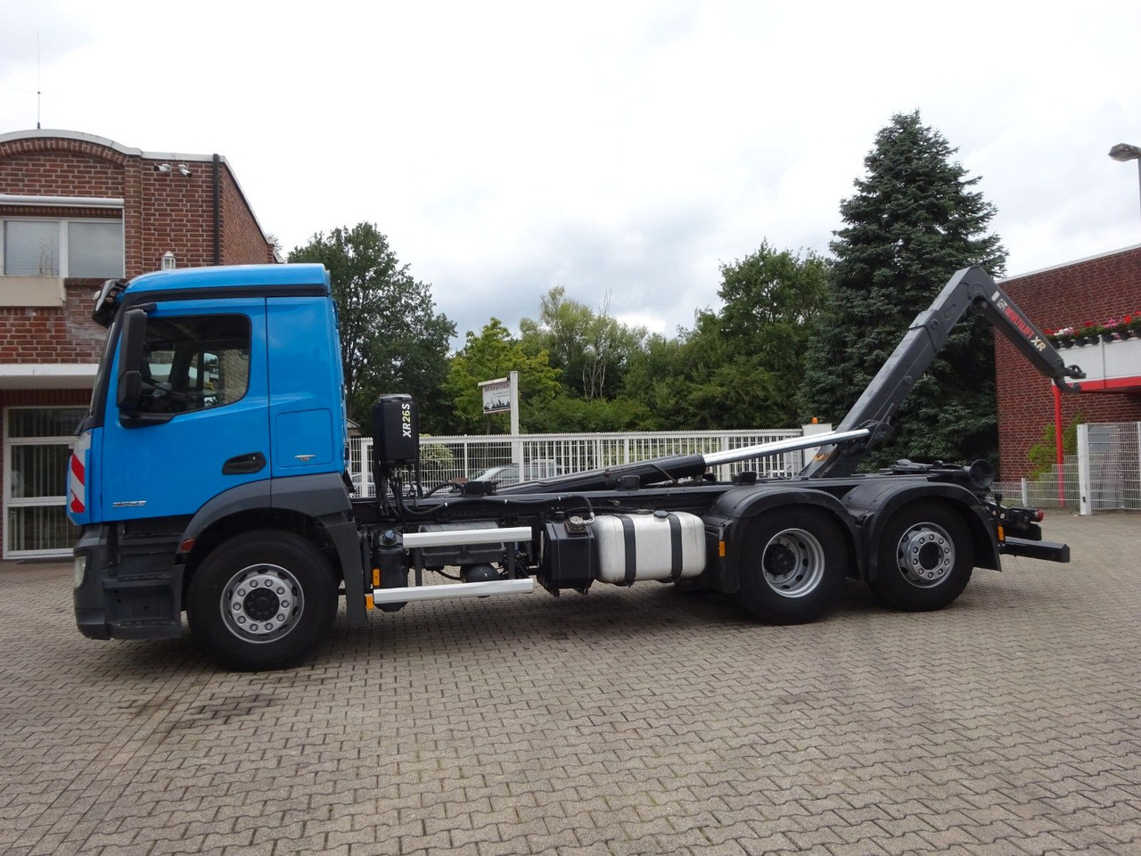 Mercedes-Benz 2533 Antos MULTILIFT Abroller 6x2 - Hook lift truck: picture 3 Mercedes-Benz 2533 Antos MULTILIFT Abroller 6x2 - Hook lift truck: picture 3