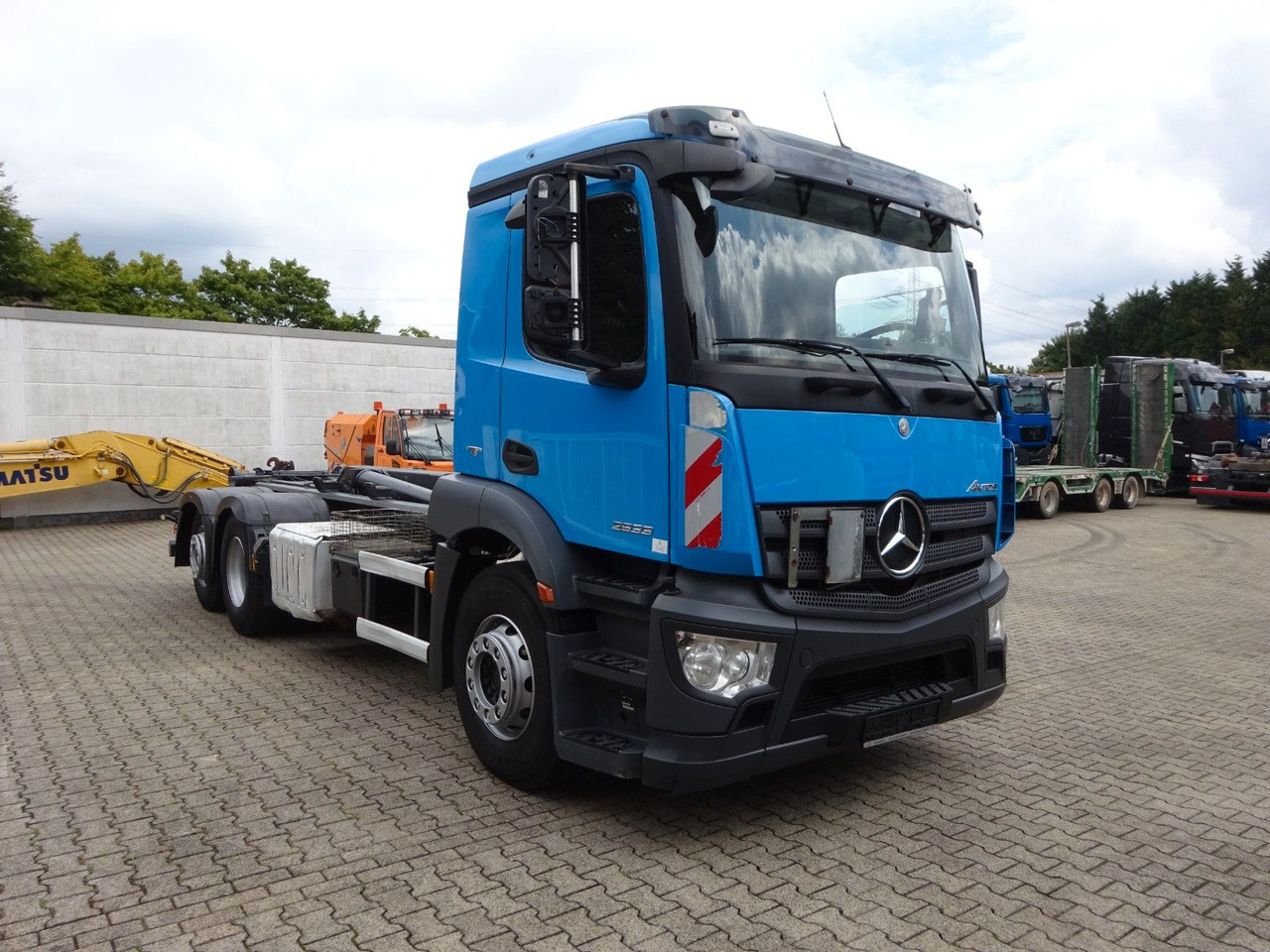 Mercedes-Benz 2533 Antos MULTILIFT Abroller 6x2 - Hook lift truck: picture 5 Mercedes-Benz 2533 Antos MULTILIFT Abroller 6x2 - Hook lift truck: picture 5