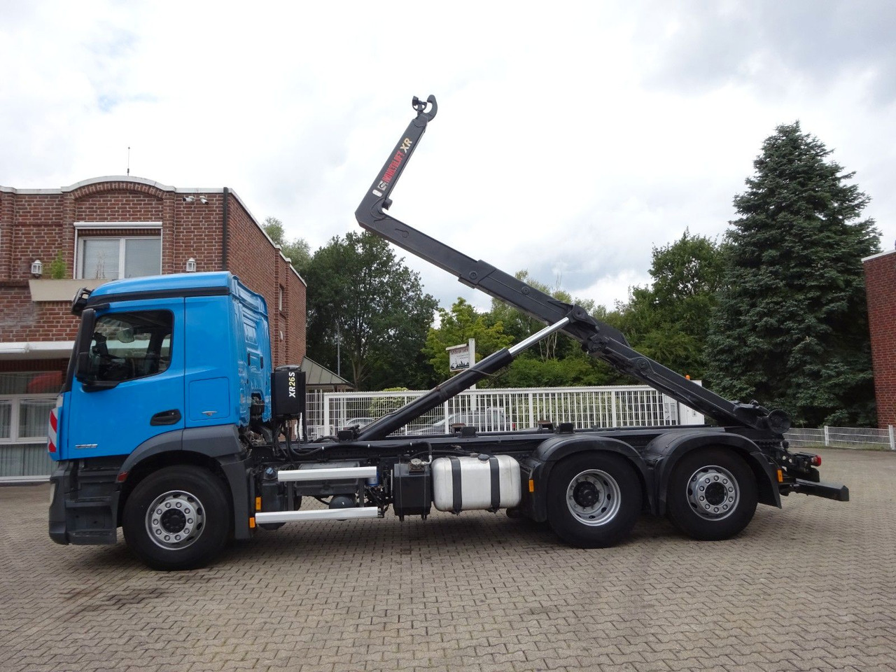 Mercedes-Benz 2533 Antos MULTILIFT Abroller 6x2 - Hook lift truck: picture 2 Mercedes-Benz 2533 Antos MULTILIFT Abroller 6x2 - Hook lift truck: picture 2